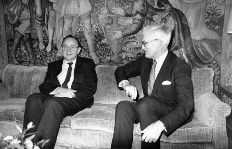 Foreign Minister Hans-Dietrich Genscher (left, Germany FDP) next to Foreign Minister Douglas Hurd..., 1989 (photo)