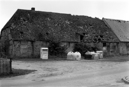 dilapidated buildings Dorfstrasse in Severin, dilapidated buildings of the manor house ..., 1998 (photo)
