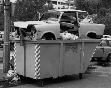 Berlin, Trabi in the garbage 1990 (photo)
