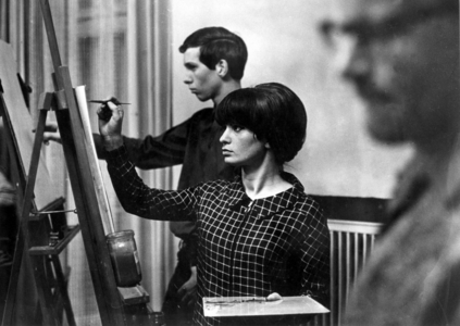 Members of the VEB Sachsenwerk Dresden painting and drawing circle at easels,..., 1969 (photo)