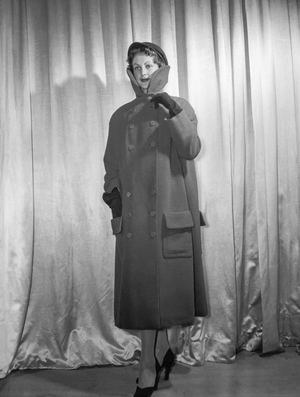 Paquin fashion, Paris, August 30, 1949 : coat (b/w photo)