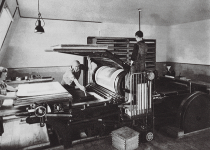 Mezzotint production – Inking the plate (b/w photo)