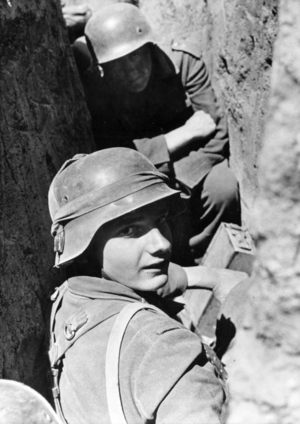 II. WK, Eastern Front, In Trench 1944 (photo)