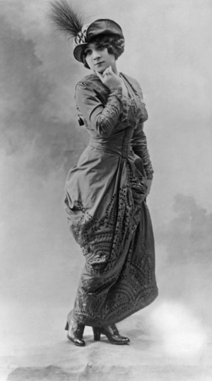 Women's fashion, 1913 (b/w photo)