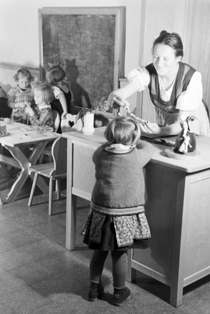 Toddlers playing in the kindergarten of the Fröbelhaus in Oberweißbach, Germany 1930s (b/w photo)