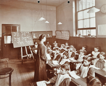 Girls reading Hebrew, Jewish Free School, 1908 (b/w photo)