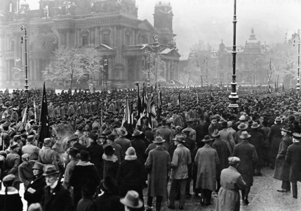 Demonstration against the signing of the Locarno Treaties in the Berlin Lustgarten, 1925 (b/w photo)