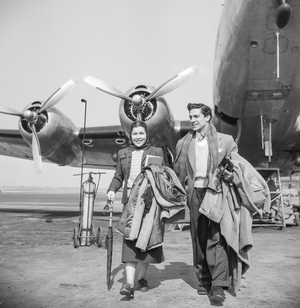 Spanish dancers Rosario (Florence Perez Padilla) and Antonio (Antonio Ruiz Soler), arriving in Paris, May 1950 (b/w photo)