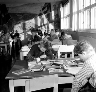Oslo 19560317 Lecturer at school and more leisure time. Boys from Lilleborg …, 1956 (photo)
