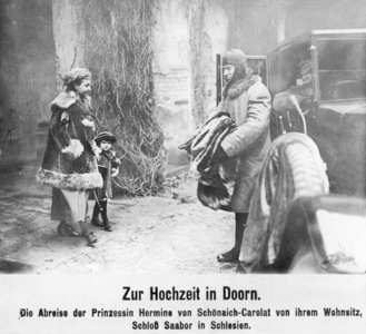 Hermione Reuss Elder Line leaves the Saabor Castle, 1922 (b/w photo)