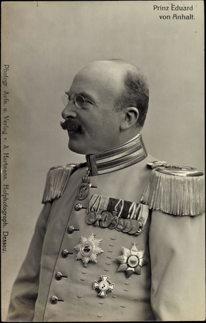 Ak Prince Eduard von Anhalt, Portrait, Order, Badge (b/w photo)