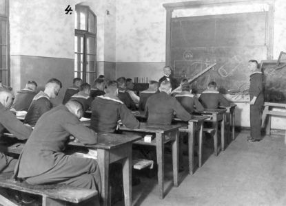 Education at the Naval Academy Muerwik (b/w photo)