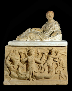 Cinerary urn;Scylla on the piedestal. NI 8497