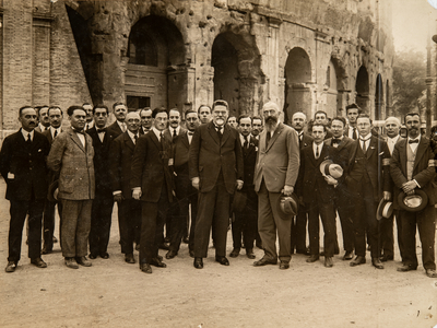 Group photography with Giovanni Gentile and Giuseppe Lombardo Radice in front of the Colosseum, Rome, Italy, 1920-40 (photo)