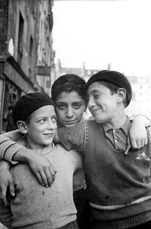 3 friends (b/w photo)