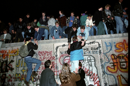 Berlin, Germany 19891110 Fall of the Berlin Wall: Thousands of people crawled up the wall at Brandenburger …, 1989 (photo)