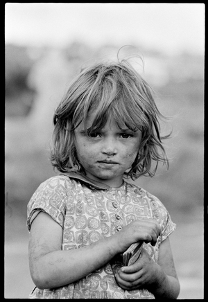 Tinker child. Newry., 1969, From Essay: Hibernian Images, 1967/69 (photo)
