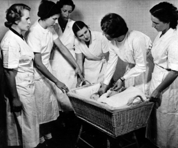 Third Reich - training in infant care 1944 (photo)
