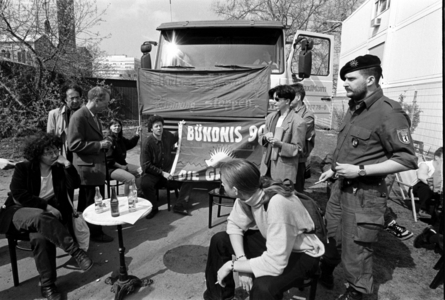 Eviction of the BKA Bündnis 90 Die Grünen blocking a transporter, eviction ..., 1998 (photo)