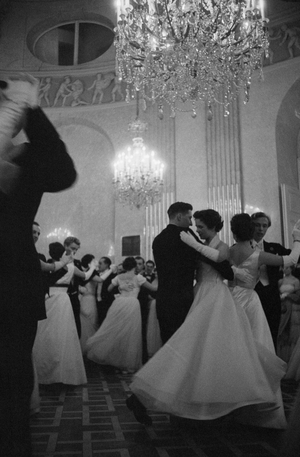 More than 800 balls are held in Vienna during theCarnival season, from top society events to neighbour-hood affairs ..., 1954 (photo)