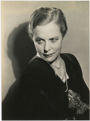 Unidentified woman with pearl necklace, USA, 1926 (gelatin silver photo)