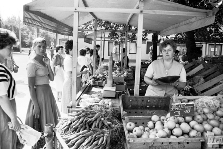 Karl Marx Town 1985 12 08 1985 GDR Karl Marx Town Trade Gemuesemarkt …, 1985 (photo)