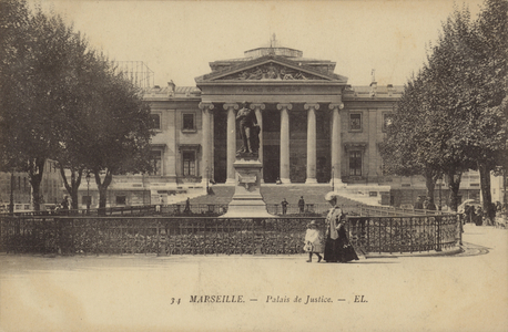 Postcard depicting the Palais de Justice (b/w photo)
