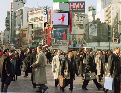 Pedestrians in a shopping district in Tokyo, 1999 (photo)