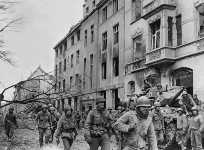 Infantrymen of the 8th division, first american army passing a tank destroyer on a battle-scarred street in Duren in germany, are members of the first infantry patrol to enter the city, captured february 25, 1945, photo NARA