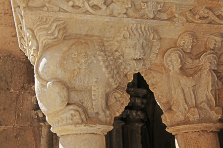 Arles, cathedral: Capital in the cloisters (photo)