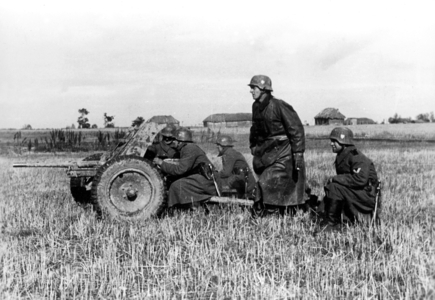 German 3.7 cm anti-tank gun in Russia (b/w photo)