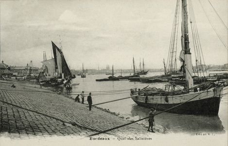 Bordeaux: Quai des Salinieres (b/w photo)