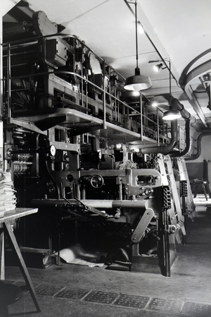 A rotary printing press in the plants of the mechanical engineering company MAN (Maschinenfabrik Augsburg-Nürnberg), Germany 1930s (b/w photo)