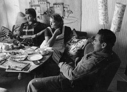 A sergeant of the Airborne School Schongau visiting his family, 1959 (b/w photo)