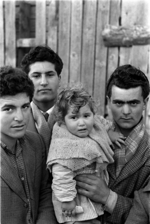LABORER WITH FAMILY, 1956 (photo)