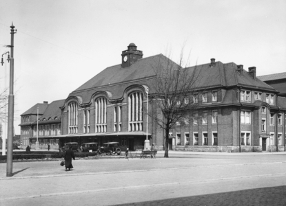 Train station in Bremerhaven, 1935 (b/w photo)