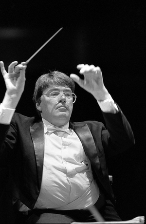 Jeffrey Tate in 1990 (b/w photo)