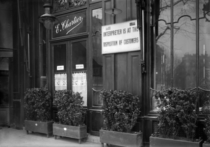Restaurant E. Chartier informing his foreign customers that they have an interpreter at their disposal, Paris, 1918 (b/w photo) 