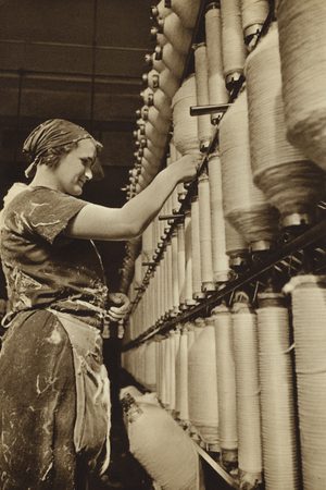 German industry, 1930s: Fly-framer with Rove of Vistra (b/w photo)
