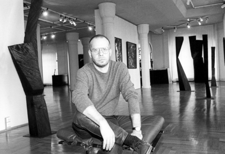 Sculptor Rüdiger Küttner in the Berlin gallery in East Berlin ..., 1990 (photo)
