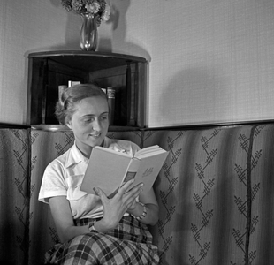 A young girl reading a book, Germany 1930s (b/w photo)