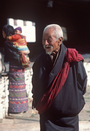 Bhutanese old man in Thimphu, Bhutan, Himalayas (photo)