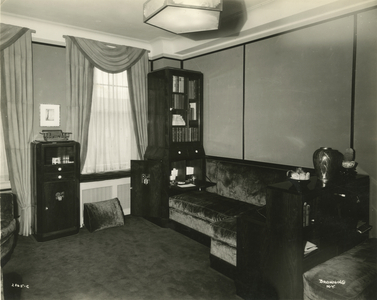 Interior, unidentified residence, New York, USA, c.1920-38 (gelatin silver photo)