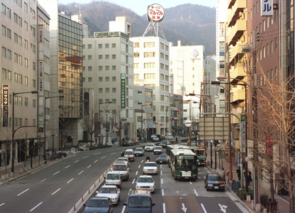 Multi-lane road in Kobe (1999) (photo)