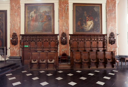 Parish church (L'Eglise Saint Julien). Interior. The choir. The seatings