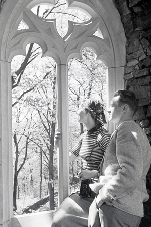 A couple going on an excursion, Germany 1930s (b/w photo)