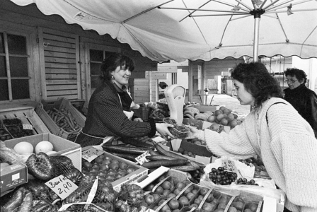 Vegetable sales 02 04 1991, Stollberg Erzgebirge, trade, retail …, 1991 (photo)