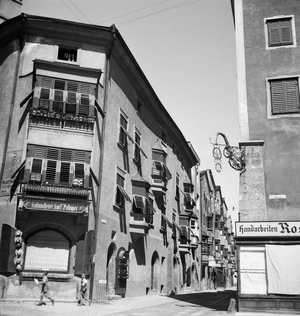 Rosengasse lane and the way to the Oberer Stadtplatz square at Hall, Tyrol, Austria 1930s (b/w photo)