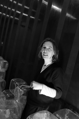 Portrait of Aude Tahon (b/w photo, March 14, 2021)