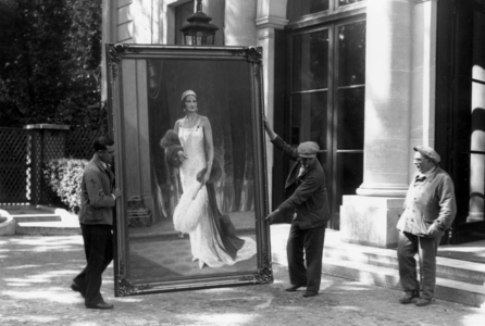 Preparation De L'Exposition En Hommage A La Reine Astrid De Belgique (Exposition Comprenant Des Objets Et Tableaux Rappelant La Vie De La Reine Astrid, 9Mois Apres Sa Mort) Au Cercle Artistique Situe Avenue Gabriel A Paris En Mai 1936 Neg:445Pl Preparation of Homage Exhibition Dedicated To Later Queen Astrid of Belgium (Exhibition Showing Objects and Paintings in Memory of The Queen'S Life, 9Months After her Death ) in Paris in May 1936 (b/w photo)